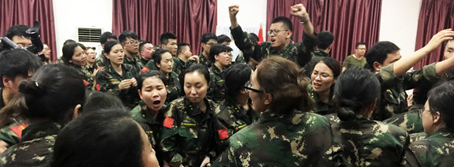 人生路，堅持方能成功，困難途中，攜手便是天堂！