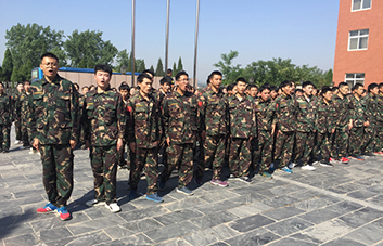 軍訓現(xiàn)場，教官逐個檢查軍姿標準！
